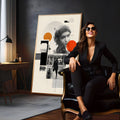 Colagem retrô com rosto de mulher em preto e branco e círculos laranja e vermelho, quadro decorativo