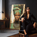 Quadro Decorativo Feminino Empoderado em Cores | quadros decorativos para sala | Mulher africana com turbante verde e dourado, olhar intenso, joia no pescoço, fundo envelhecido em tons quentes | em Quadros para Sala | Porao dos Quadros