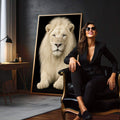 Quadro Decorativo Majestoso Leão | quadros decorativos para sala | Leão branco majestoso com juba volumosa, olhos azuis, composição frontal realista em preto e branco. | em Quadros para Sala | Porao dos Quadros