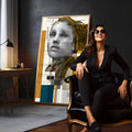 Rosto de mulher em grafite com turbante dourado e blocos geométricos amarelos e azuis, quadro decorativo