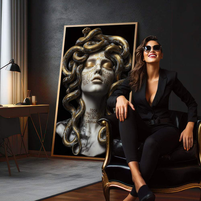 Quadro Decorativo Medusa Mitológica Luxuosa | quadros decorativos para sala | Busto de Medusa com serpentes douradas em preto e branco, composição escultural clássica. | em Quadros para Sala | Porao dos Quadros