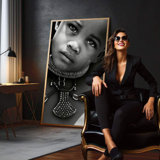 Quadro Decorativo Retrato Infantil Emocionante | quadros decorativos para sala | Retrato infantil em preto e branco com adornos metalizados no pescoço e olhar intenso. | em Quadros para Sala | Porao dos Quadros