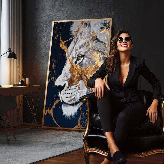 Quadro Decorativo Leão Dourado Majestoso | quadros decorativos para sala | Leão majestoso em perfil com juba em tons de preto, branco e dourado em composição realista | em Quadros para Sala | Porao dos Quadros