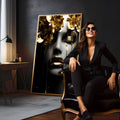 Rosto feminino em tons de cinza com lábios dourados, flores de ouro e gotas escorrendo, quadro decorativo