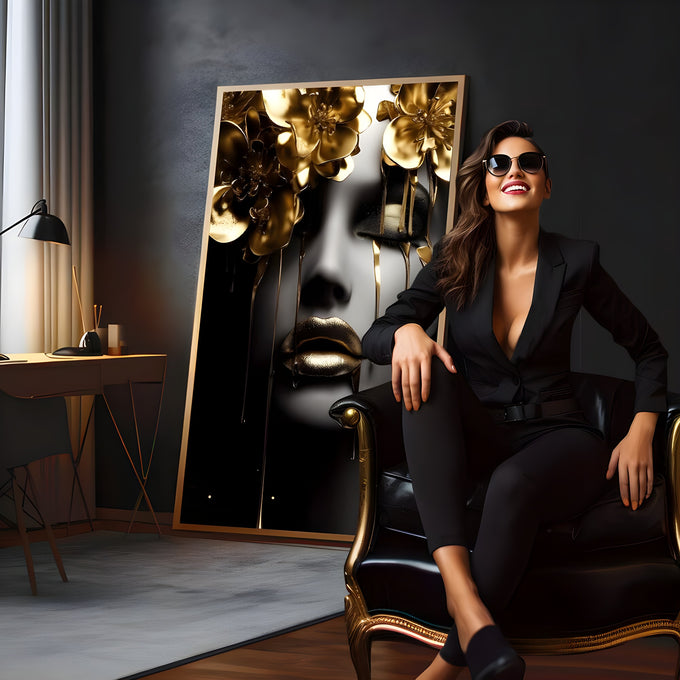 Rosto feminino em tons de cinza com lábios dourados, flores de ouro e gotas escorrendo, quadro decorativo