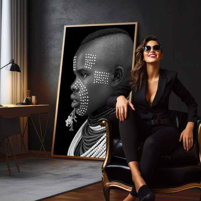 Quadro Decorativo Emoção em Preto e Branco | quadros decorativos para sala | Retrato africano em preto e branco com padrões geométricos pontilhados no rosto e colar de contas. | em Quadros para Sala | Porao dos Quadros