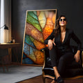 Macro de folha com nervuras em laranja, verde, azul e amarelo iluminada por trás, quadro decorativo