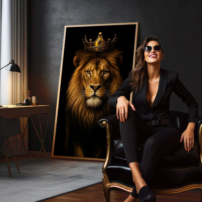 Quadro Decorativo Leão Dourado Majestoso | quadros decorativos para sala | Leão majestoso com coroa dourada em fundo preto com iluminação dramática e realista | em Quadros para Sala | Porao dos Quadros