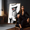 Quadro Decorativo Elegância Feminina | quadros decorativos para sala | Mulher sofisticada em preto e branco com chapéu geométrico branco e lábios vermelhos vibrantes | em Quadros para Sala | Porao dos Quadros