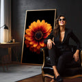 Quadro Decorativo Flor Exuberante | quadros decorativos para sala | Flor laranja e vermelha em detalhes nítidos contra fundo preto sólido | em Quadros para Sala | Porao dos Quadros