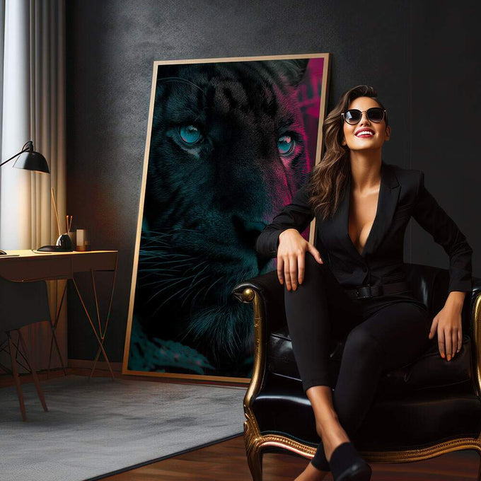 Quadro Decorativo Leão Abstrato Vibrante | quadros decorativos para sala | Felino em preto com olhos turquesa vibrante, detalhes em magenta e linhas geométricas ao fundo | em Quadros para Sala | Porao dos Quadros