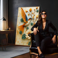 Beija-flor colorido em relevo pousado em galho com flores creme e fundo marmorizado, quadro decorativo