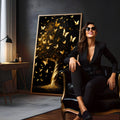 Árvore dourada de tronco torcido com copa de borboletas douradas em fundo preto, quadro decorativo
