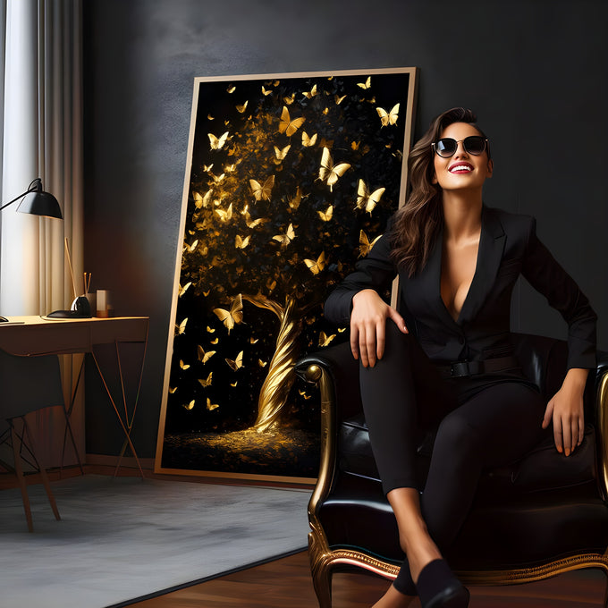 Árvore dourada de tronco torcido com copa de borboletas douradas em fundo preto, quadro decorativo