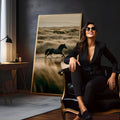 Cavalo preto galopando na água entre dunas de capim em tons bege e sépia, quadro decorativo