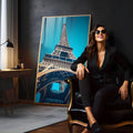 Torre Eiffel vista de baixo em estrutura de ferro contra céu azul turquesa em Paris, quadro decorativo