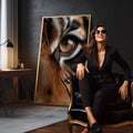 Quadro Decorativo Olho de Tigre Majestoso | quadros decorativos para sala | Tigre em preto e branco com olho âmbar vibrante em composição realista fotográfica | em Quadros para Sala | Porao dos Quadros