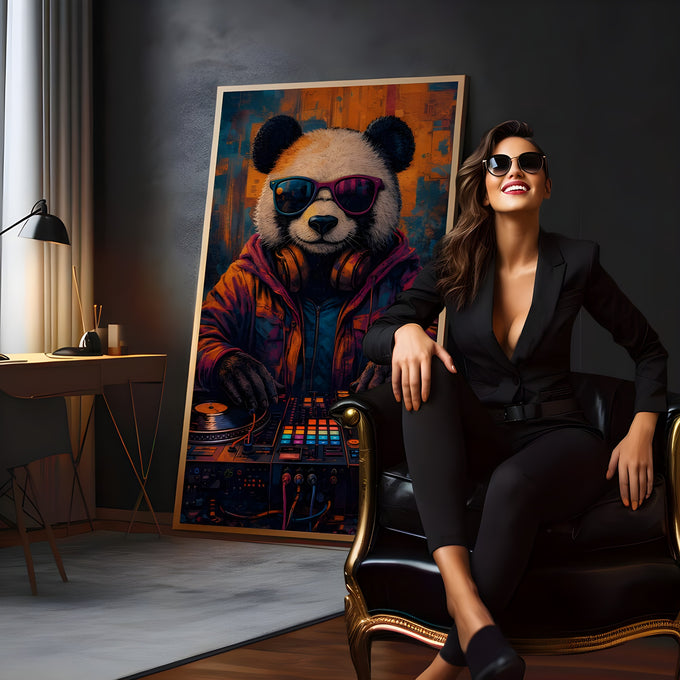 Panda DJ de óculos escuros e fones mixando em controladora, fundo laranja e azul, quadro decorativo