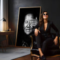 Retrato em preto e branco de mulher idosa de olhos fechados com a mão sobre o rosto, quadro decorativo