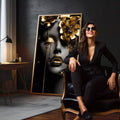 Quadro Decorativo Elegância Dourada | quadros decorativos para sala | Mulher elegant em preto com flores douradas e joias, composição de luxo e sofisticação. | em Quadros para Sala | Porao dos Quadros