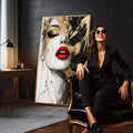 Quadro Decorativo Feminino Elegante com Dourado | quadros decorativos para sala | Mulher com rosto em realismo, lábios vermelhos vibrantes, salpicos de dourado e preto na composição. | em Quadros para Sala | Porao dos Quadros