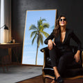 Quadro Decorativo Palma Serena | quadros decorativos para sala | Palmeira tropical esbelta contra céu azul claro em composição fotográfica luminosa e refinada | em Quadros para Sala | Porao dos Quadros
