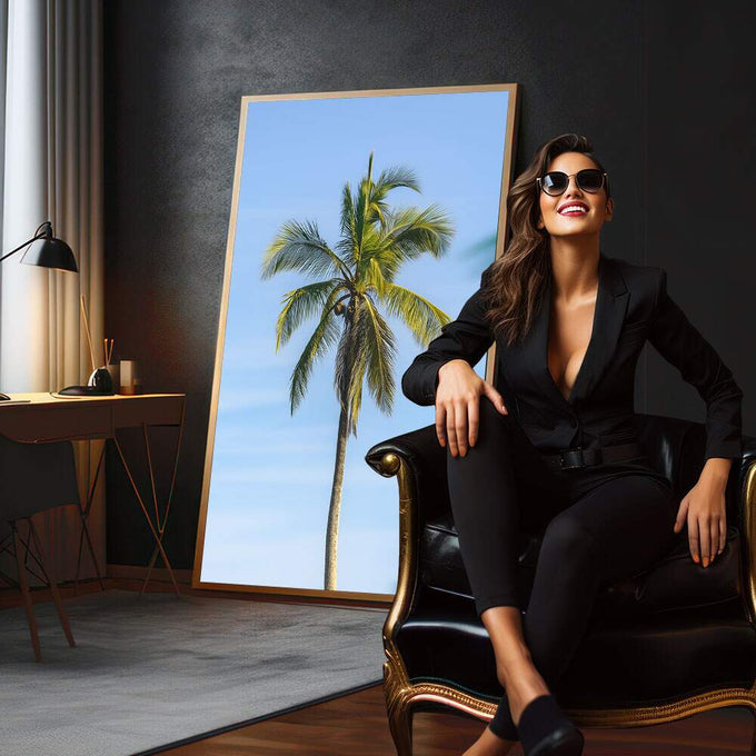 Quadro Decorativo Palma Serena | quadros decorativos para sala | Palmeira tropical esbelta contra céu azul claro em composição fotográfica luminosa e refinada | em Quadros para Sala | Porao dos Quadros