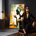 Mulher africana com turbante e brinco dourado tomando café em tons laranja e verde, quadro decorativo
