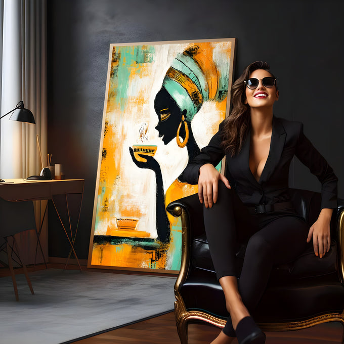Mulher africana com turbante e brinco dourado tomando café em tons laranja e verde, quadro decorativo