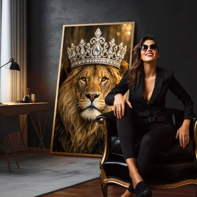 Quadro Decorativo Leão Majestoso | quadros decorativos para sala | Leão coroado com diamantes em tons dourados e marrom, olhar majestoso em fundo quente | em Quadros para Sala | Porao dos Quadros