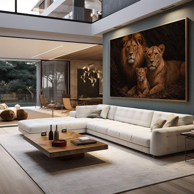 Majestade em Quadro Decorativo de Leões | quadros decorativos para sala | Leão majestoso com leoa e filhote em tons dourados contra fundo negro profundo | em Quadros para Sala | Porao dos Quadros