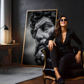 Close de rosto barbudo de estátua grega em pedra, cabelos cacheados, preto e branco, quadro decorativo