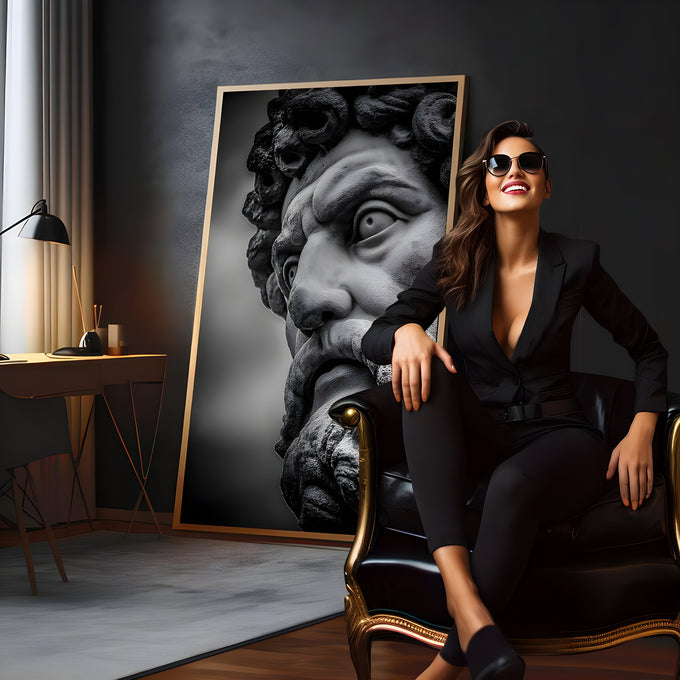 Close de rosto barbudo de estátua grega em pedra, cabelos cacheados, preto e branco, quadro decorativo