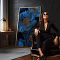 Quadro Decorativo Botânico Azul Gold | quadros decorativos para sala | Três flores azuis profundas com centros e detalhes em dourado sobre fundo preto | em Quadros para Sala | Porao dos Quadros