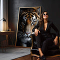 Quadro Decorativo Tigre Majestoso | quadros decorativos para sala | Tigre majestoso em preto e dourado com olhos verdes vibrantes hipnotizantes | em Quadros para Sala | Porao dos Quadros