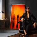 Silhuetas desfocadas de pessoas caminhando sobre fundo laranja e vermelho com reflexos, quadro decorativo