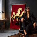 Três cavalos dourados galopando sobre fundo vermelho com respingos escuros, quadro decorativo