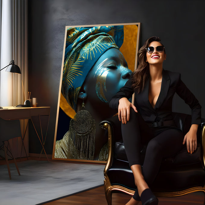Mulher negra de perfil com turbante azul, pintura dourada no rosto e brinco grande, quadro decorativo