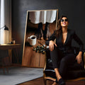 Pés descalços de Preto Velho em roupa branca com café, terço e folhas sobre madeira, quadro decorativo
