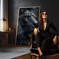 Quadro Decorativo Leão Majestoso e Elegante | quadros decorativos para sala | Leão majestoso em preto e branco com olhos dourados vibrantes em composição realista. | em Quadros para Sala | Porao dos Quadros