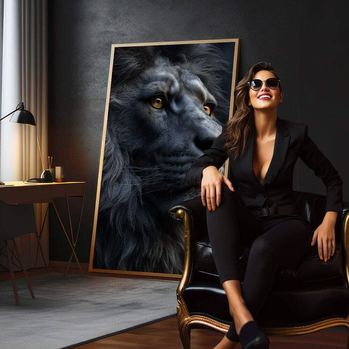 Quadro Decorativo Leão Majestoso e Elegante | quadros decorativos para sala | Leão majestoso em preto e branco com olhos dourados vibrantes em composição realista. | em Quadros para Sala | Porao dos Quadros