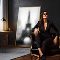 Torre Eiffel em Paris envolta em névoa, fotografia artística em preto e branco, quadro decorativo