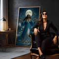 Iemanjá de vestido azul e coroa de pérolas, braços abertos sobre o mar sob a lua cheia, quadro decorativo