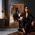 Cavalo preto de crina ao vento galopando entre folhas secas de outono em tons terrosos, quadro decorativo
