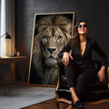 Quadro Decorativo Leão Majestoso | quadros decorativos para sala | Leão majestoso em preto e branco com olhar penetrante em composição realista frontal. | em Quadros para Sala | Porao dos Quadros