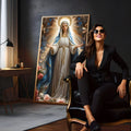 Nossa Senhora das Graças de braços abertos, manto azul, vestido branco, raios dourados, quadro decorativo