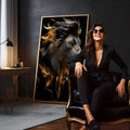 Leão de perfil com rosto cinza e juba dourada esvoaçante sobre fundo preto, quadro decorativo