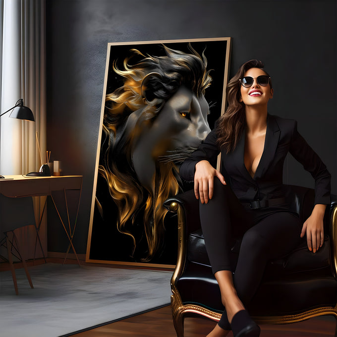 Leão de perfil com rosto cinza e juba dourada esvoaçante sobre fundo preto, quadro decorativo