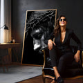 Rosto de Jesus de perfil com coroa de espinhos e olhos fechados em preto e branco, quadro decorativo