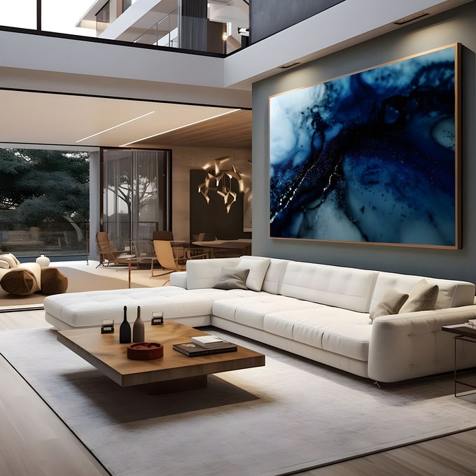 Arte abstrata fluida em azul marinho e branco com veios cintilantes prateados, quadro decorativo